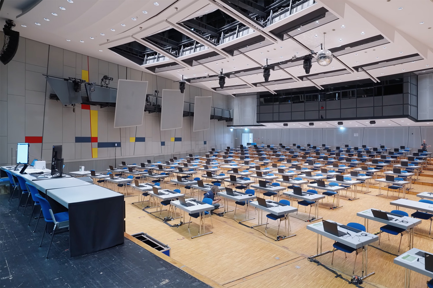 Vorbereiteter Saal für das Examen mit Miet-Laptops von Computermiete.de